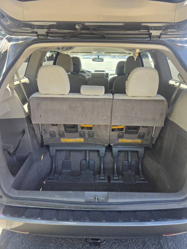 2014 Toyota Sienna LE 8-Passenger