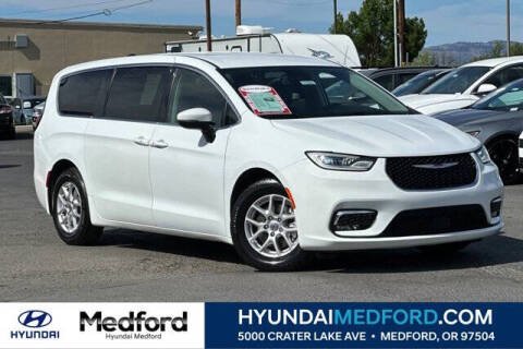 2023 Chrysler Pacifica Touring L Photo