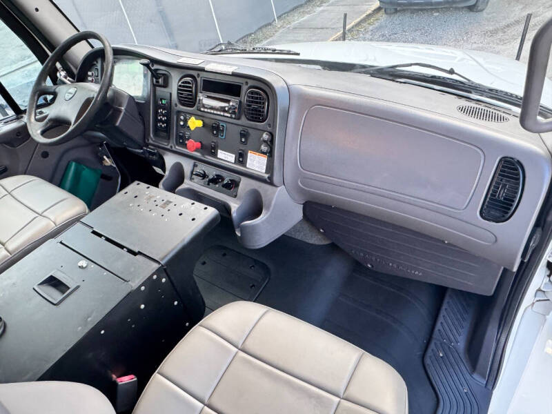 2017 Freightliner M2 106