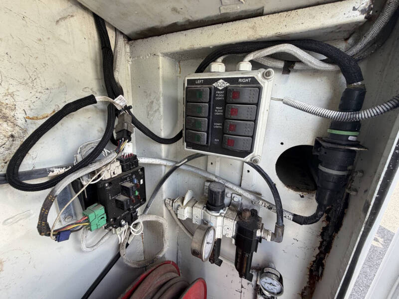 2001 Peterbilt 330