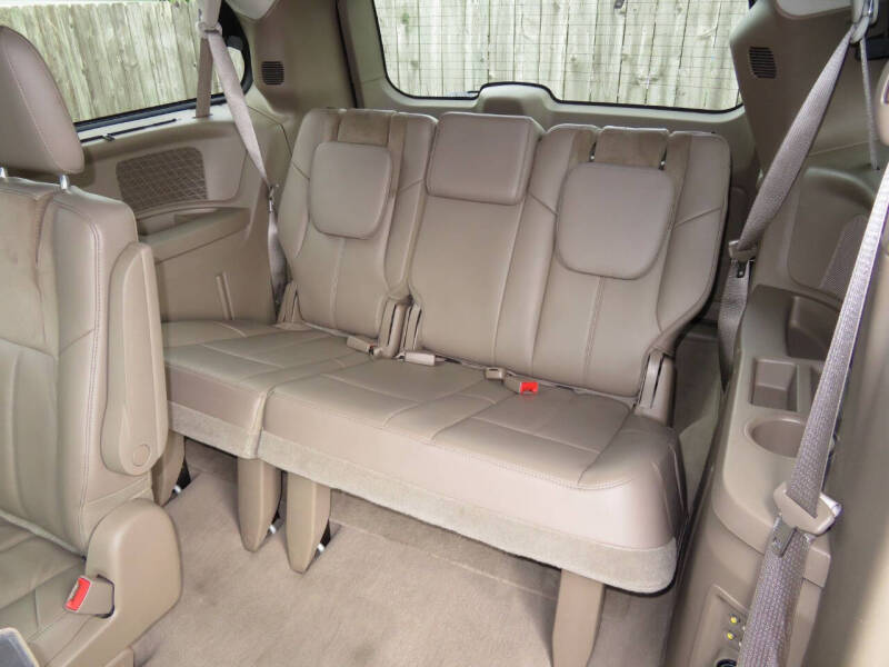 2011 Chrysler Town & Country Limited - Photo 50