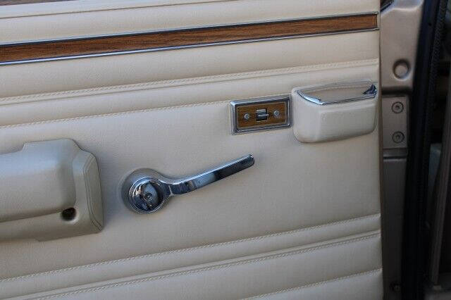 1990 Jeep Grand Wagoneer