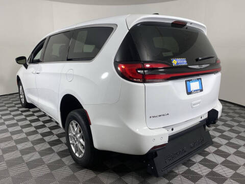 2024 Chrysler Pacifica Touring