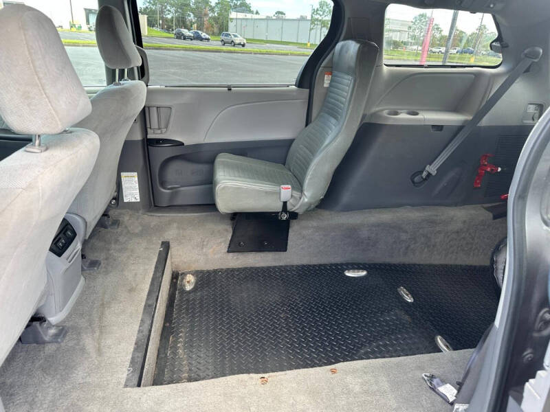 2019 Toyota Sienna LE Mobility 7-Passenger