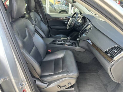 2016 Volvo XC90 T6 Momentum