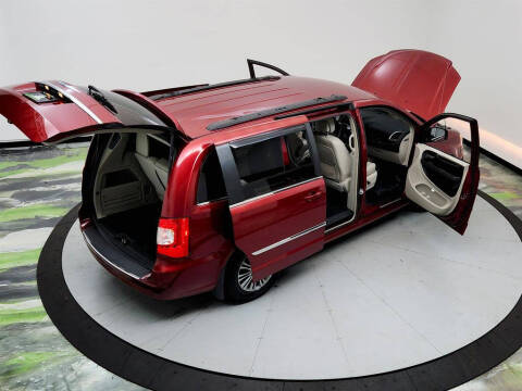 2013 Chrysler Town and Country Touring-L