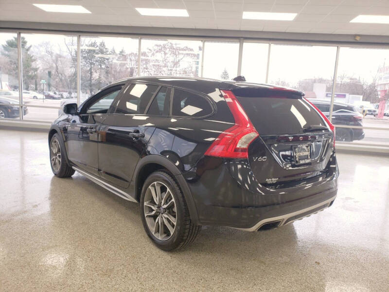 2017 Volvo V60 Base photo 9