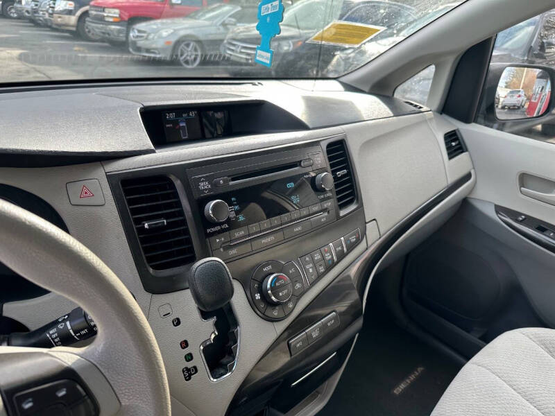 2014 Toyota Sienna LE 8-Passenger