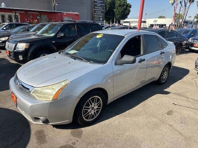 Silver 2011 Ford Focus SE SE 4dr Sedan 1