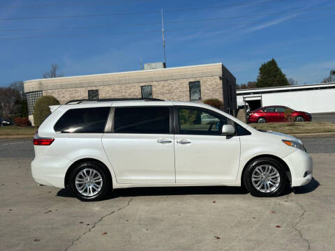 2015 Toyota Sienna XLE 7-Passenger Auto Access Seat