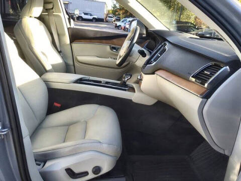 2022 Volvo XC90 T6 Momentum 6-Passenger