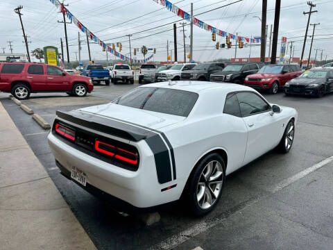 2017 Dodge Challenger 392 HEMI Scat Pack Shaker
