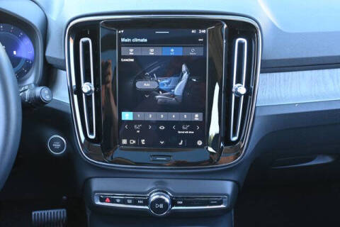 2025 Volvo XC40 B5 Core Bright Theme