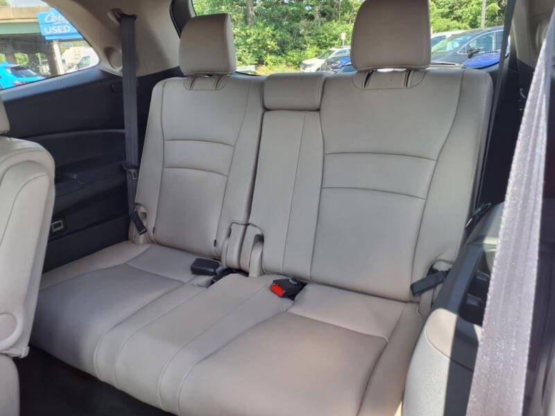 2022 Honda Pilot Touring w/Rear Captain's Chairs