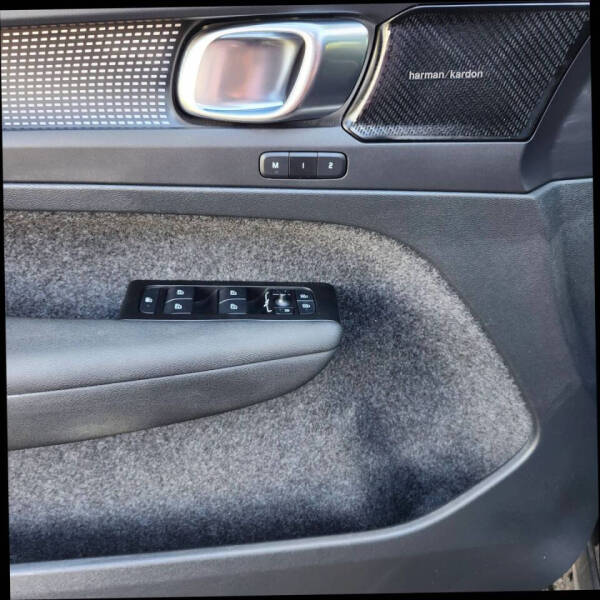 2022 Volvo XC40 T5 R-Design