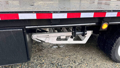 2015 Isuzu NRR  23' Flatbed + Lift Gate