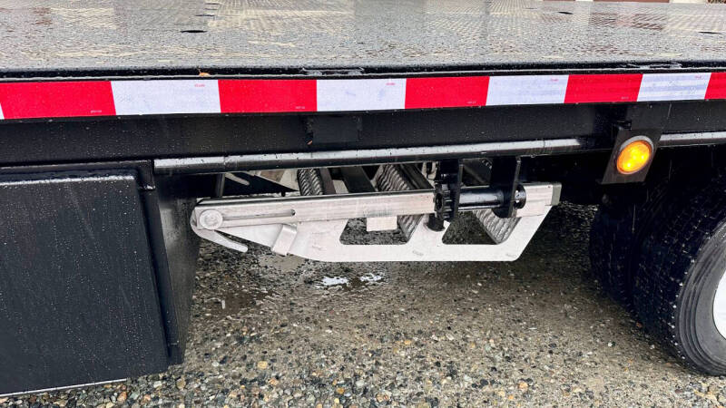 2015 Isuzu NRR  23' Flatbed + Lift Gate