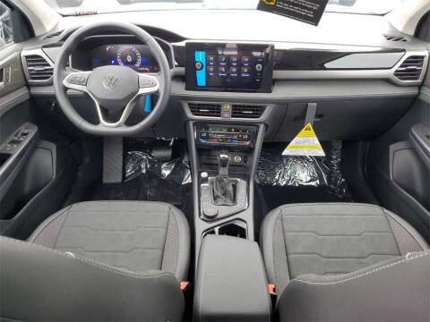 2025 Volkswagen Taos SE Black 4Motion