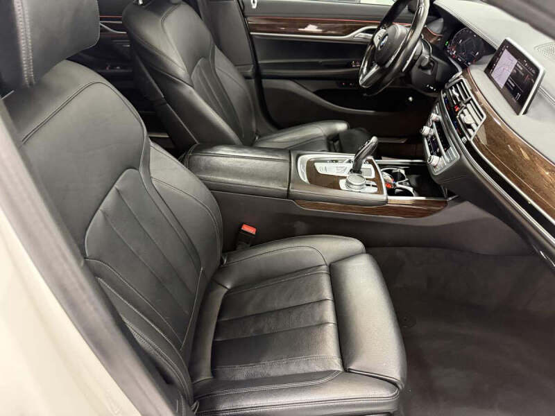 2022 BMW 7 Series 740i