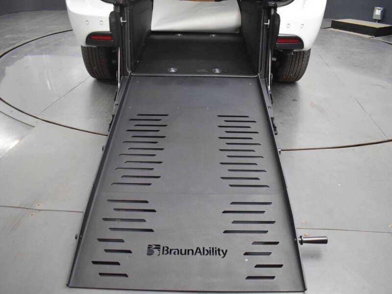 2025 Chrysler Voyager LX