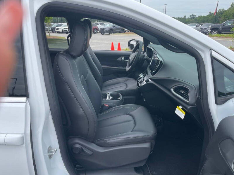 2027 Chrysler Pacifica Select
