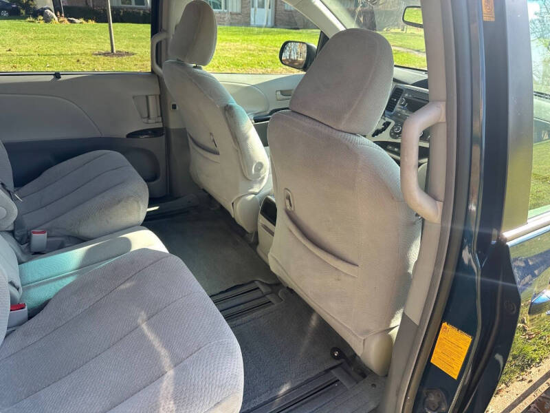 2011 Toyota Sienna LE 8-Passenger
