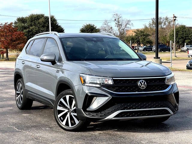 2022 Volkswagen Taos SE's photo