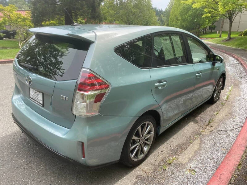 2015 Toyota Prius v Five