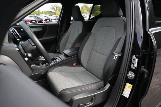 2025 Volvo XC40 B5 Core Bright Theme