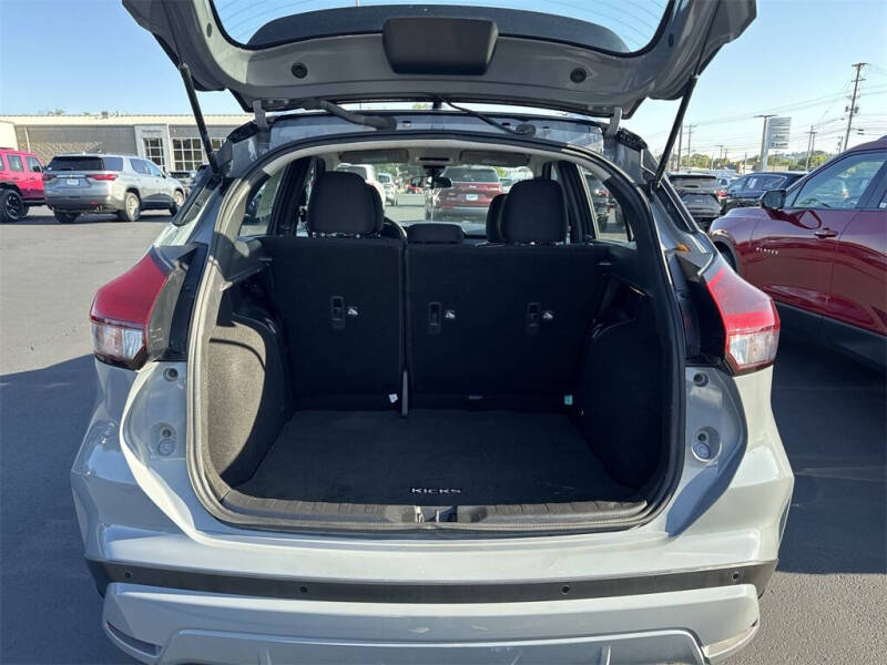 2023 Nissan Kicks SR