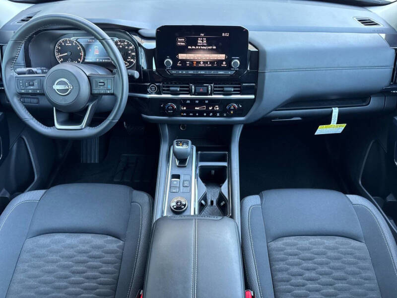 2024 Nissan Pathfinder SV