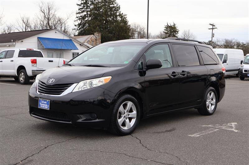 2013 Toyota Sienna LE 8-Passenger