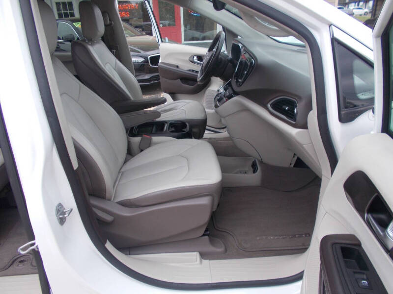 2017 Chrysler Pacifica Touring-L