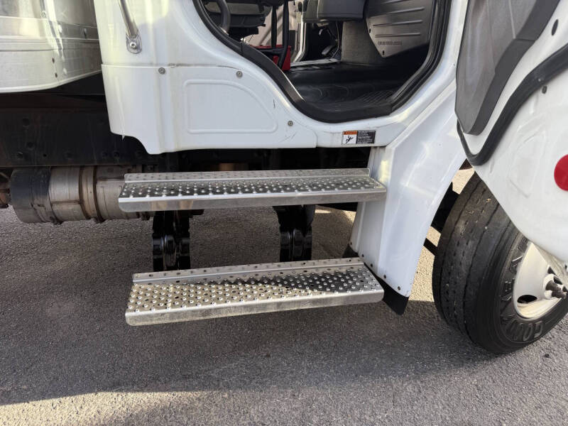 2018 Freightliner M2 106