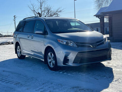 2020 Toyota Sienna for sale at DIRECT AUTO SALES in Loretto MN