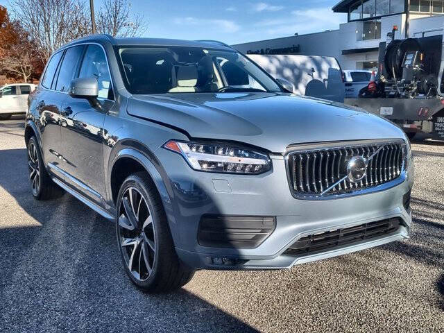 2022 Volvo XC90 T6 Momentum 6-Passenger