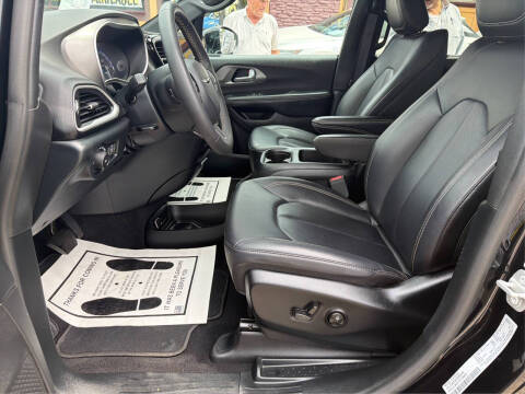 2025 Chrysler Pacifica Select