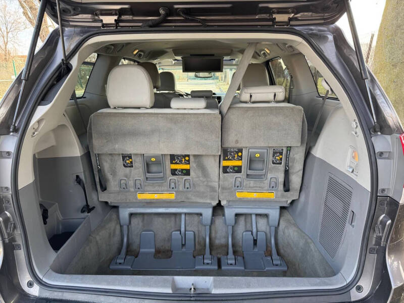 2013 Toyota Sienna XLE photo 17