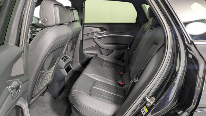 2022 Audi e-tron quattro Premium