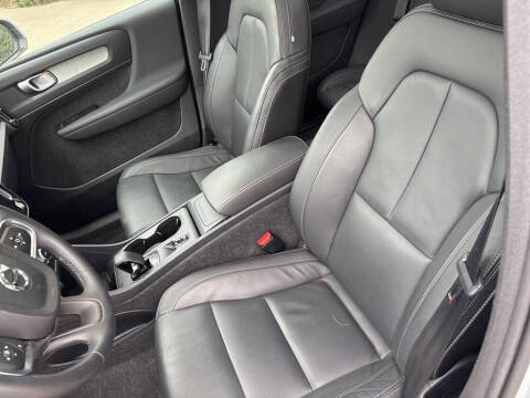 2025 Volvo XC40 B5 Core Bright Theme