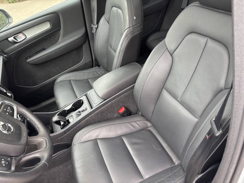 2025 Volvo XC40 B5 Core Bright Theme