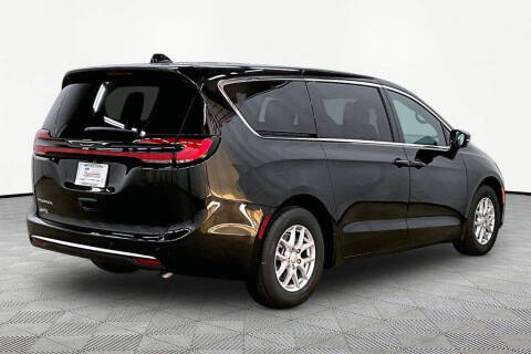 2027 Chrysler Pacifica Select