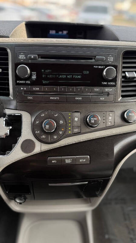 2012 Toyota Sienna LE 8-Passenger