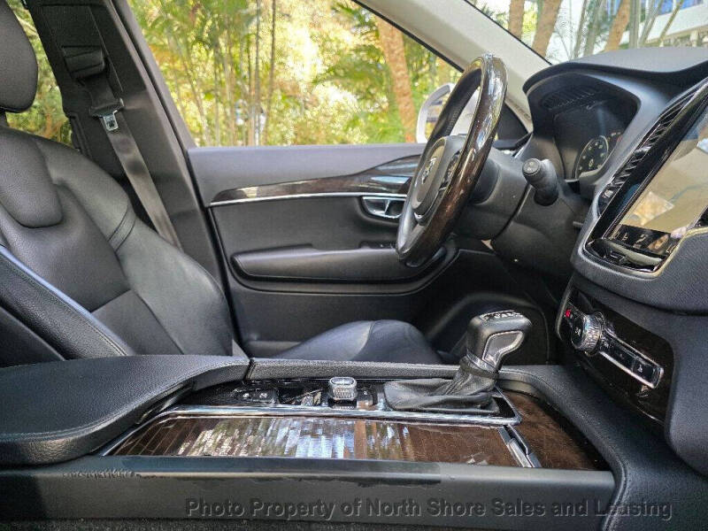 2016 Volvo XC90 T6 Momentum