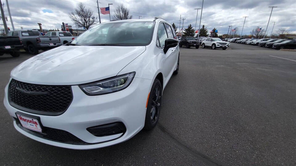 2024 Chrysler Pacifica for sale at Victoria Auto Sales in Victoria, MN