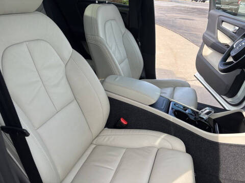 2023 Volvo XC40 B5 Plus Bright Theme