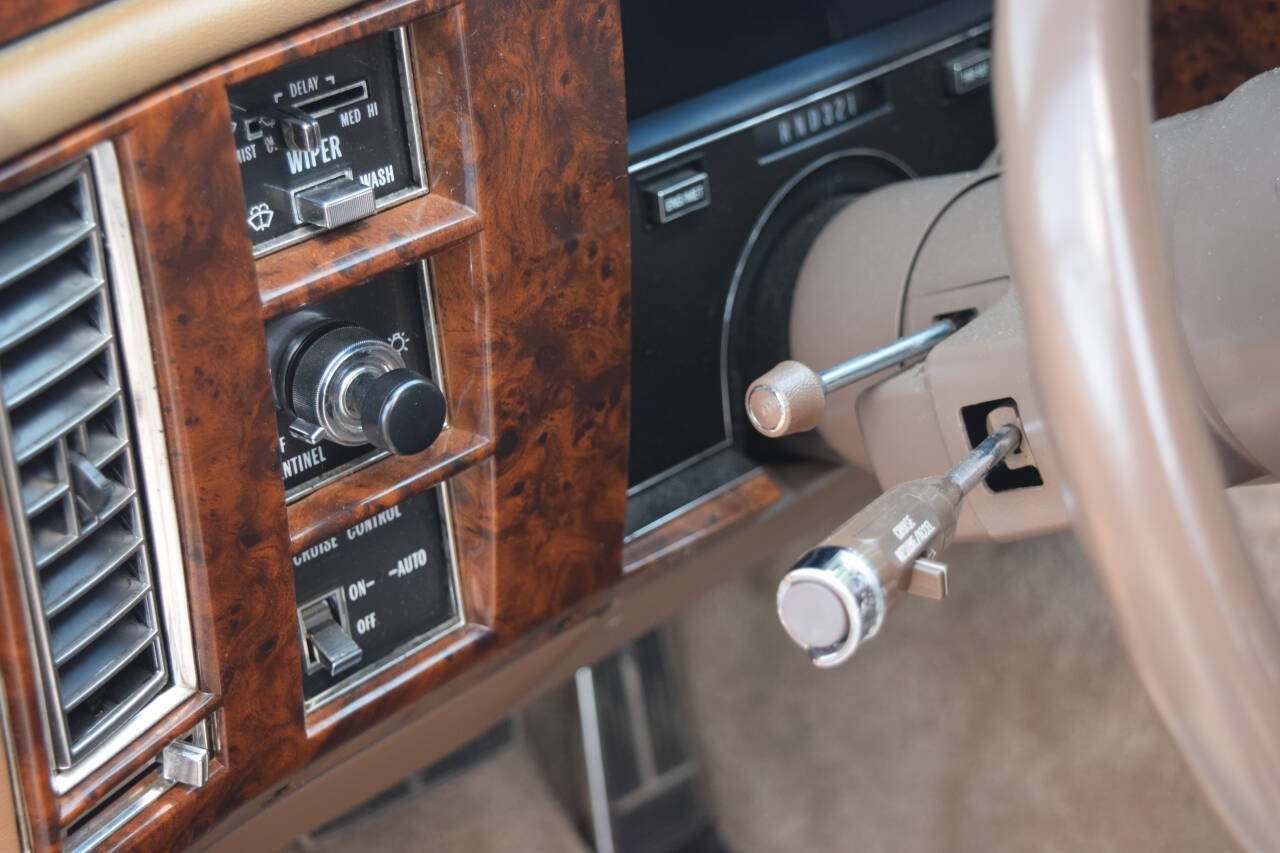 1991 Cadillac Brougham 219