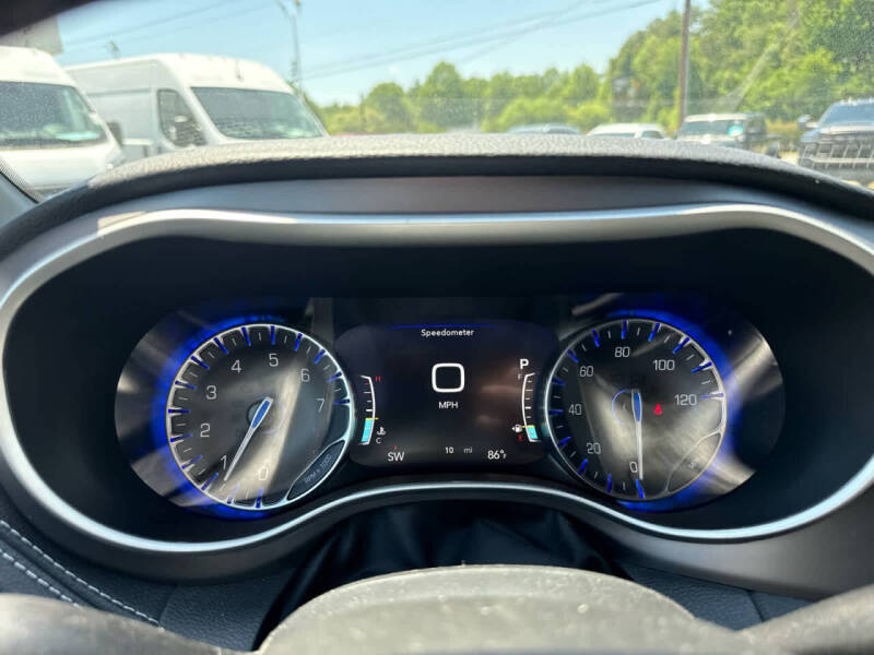 2027 Chrysler Pacifica Select