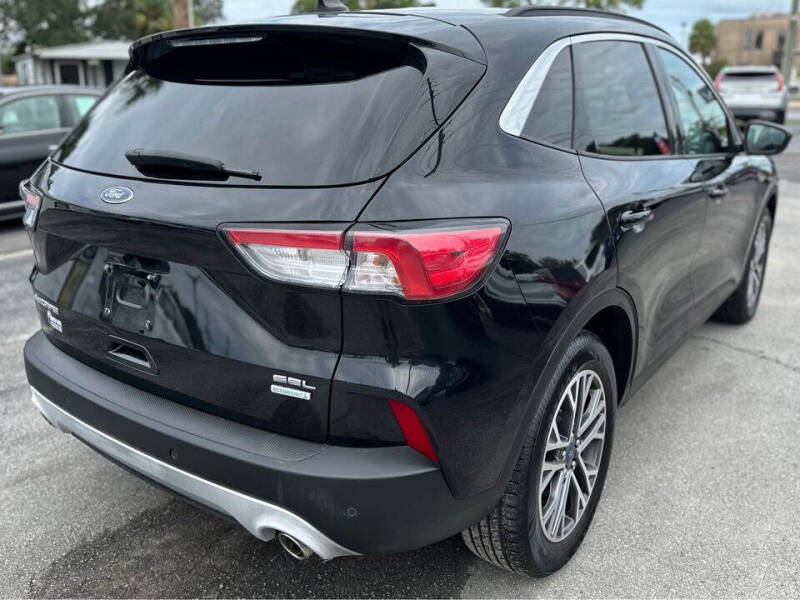 2020 Ford Escape SEL photo 4