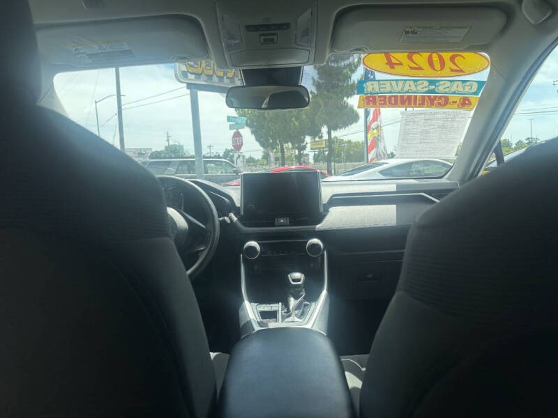 2024 Toyota RAV4 LE